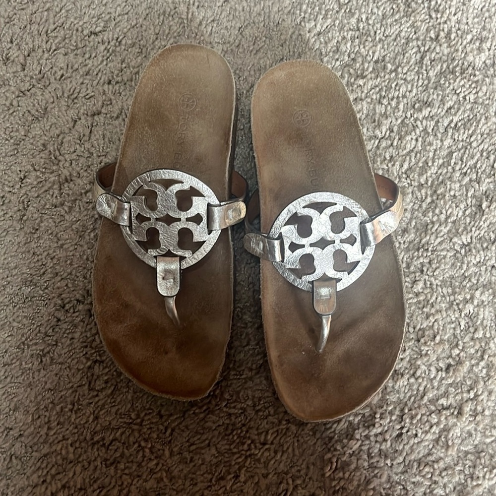 Tory Burch Miller Cloud Metallic Medallion Thong Sandals 6.5 Spark Gold